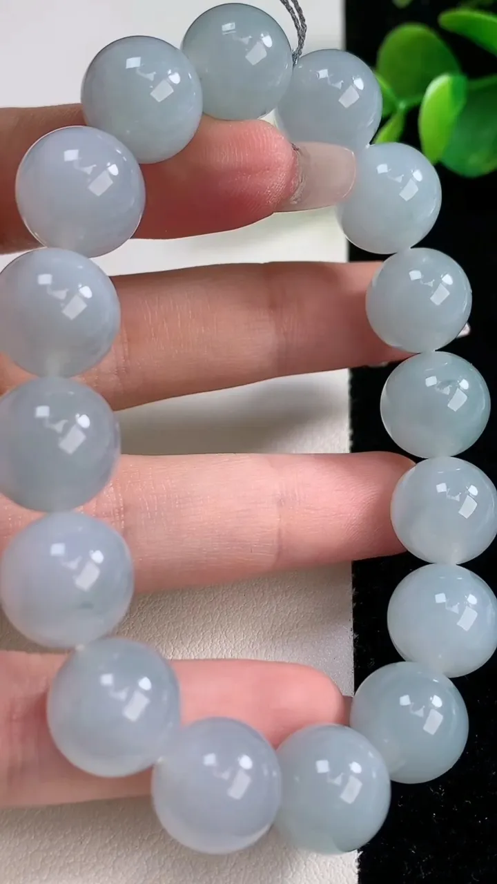 天然A货翡翠飘花圆珠手串，尺寸12.5-16颗，重量:59.34g12月10日
工厂直销收藏佳品,种