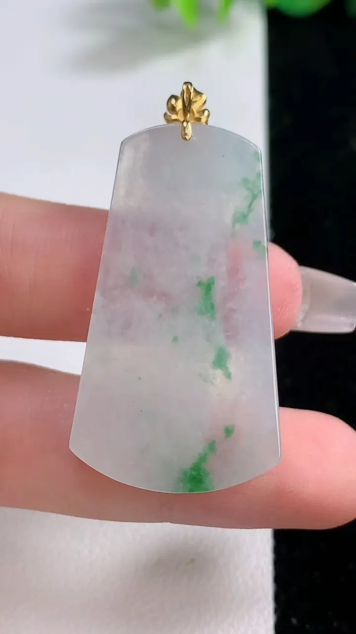 天然A货翡翠种飘花无事牌吊坠，尺寸38.8-21.9-3.3，重量:8.26g
12月10日