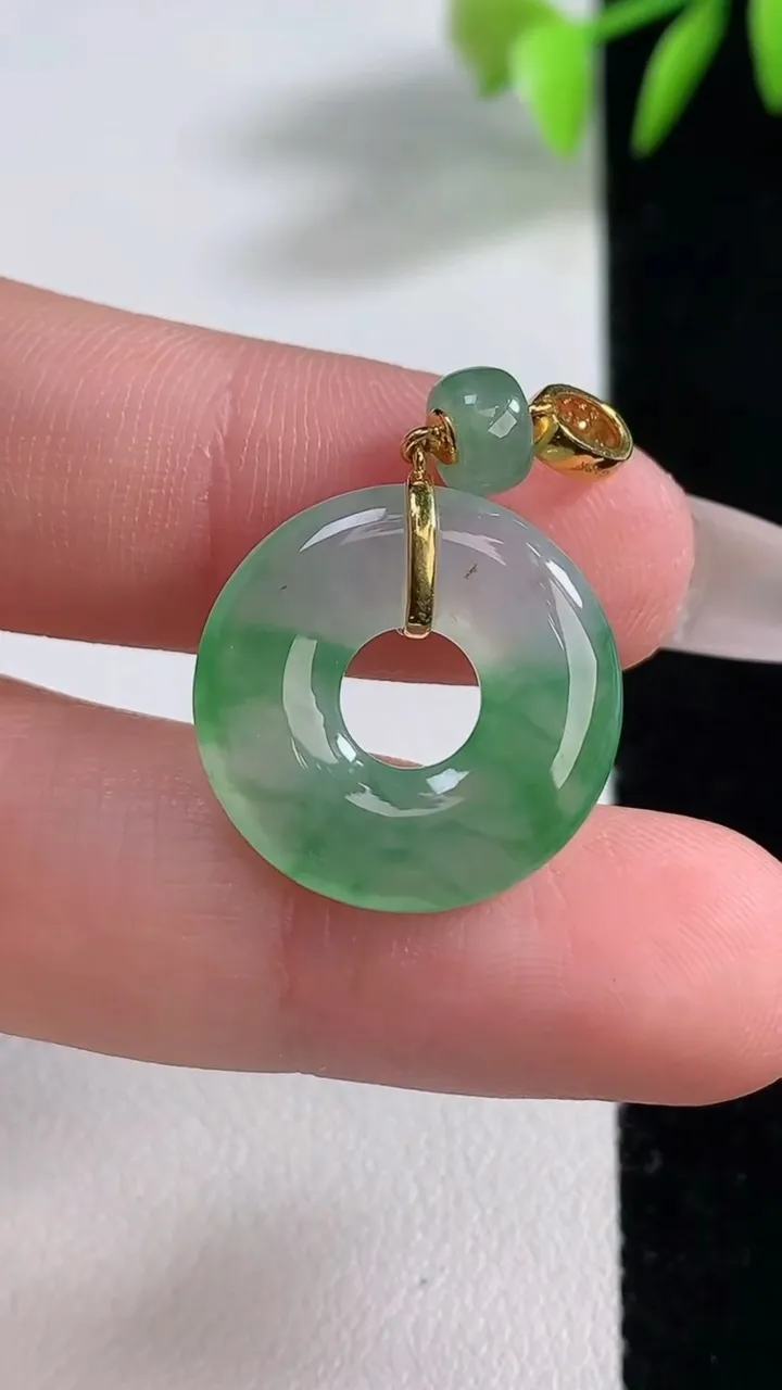 天然A货翡翠平安环吊坠，尺寸18.5-3.3，重量:2.97g
12月10日