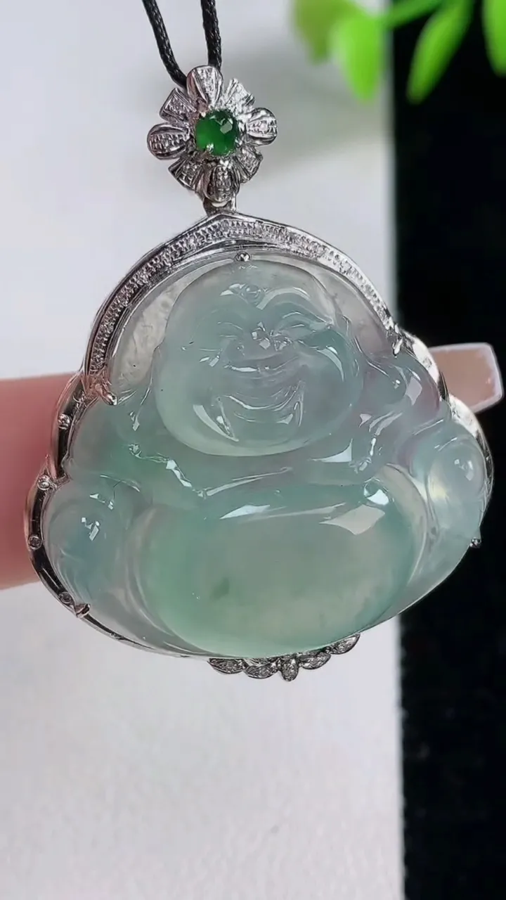 天然A货翡翠种飘花佛公吊坠，尺寸38.7-31-10.4，裸石25.6-28.4重量:9.33g
1