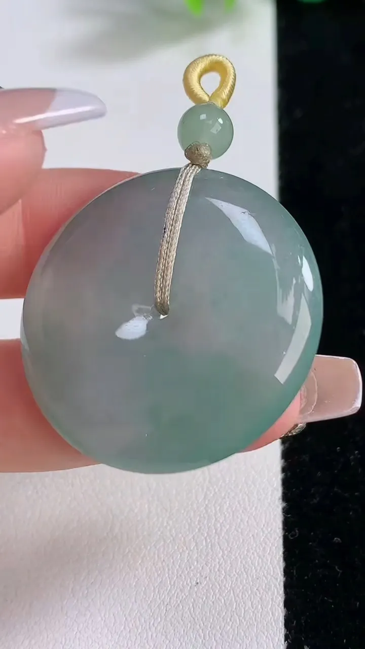 天然A货翡翠平安扣吊坠，尺寸33-6.6，重量:16.75g
12月10日