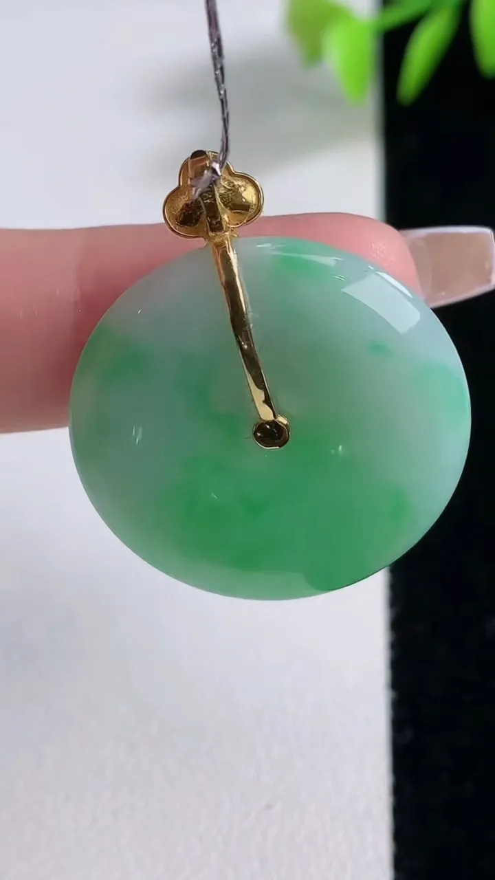 天然A货翡翠平安扣吊坠，尺寸25.6-4.6，重量:6.61g
12月10日