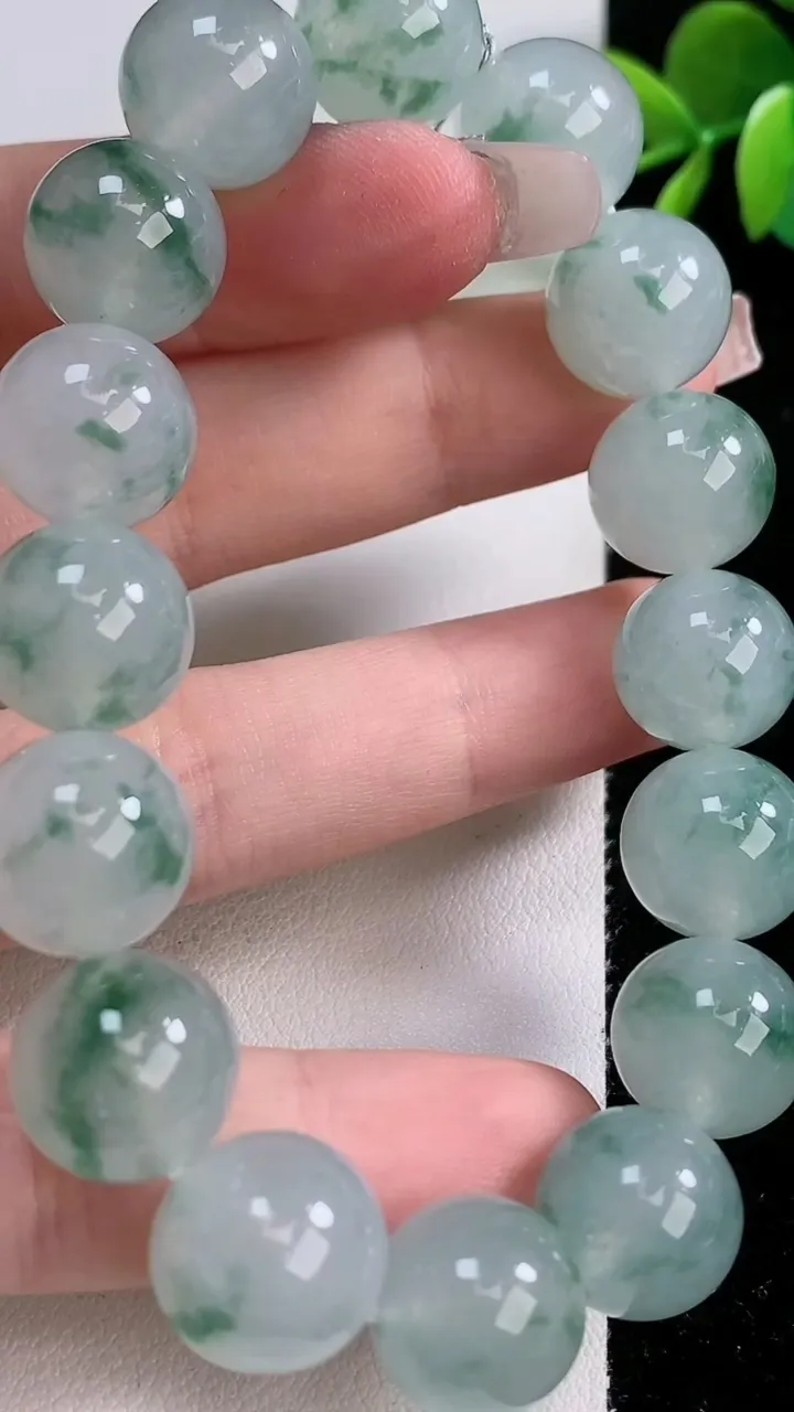 天然A货翡翠种飘花圆珠手串，尺寸12.7-16颗，重量:58.17g12月10日
工厂直销收藏佳品,