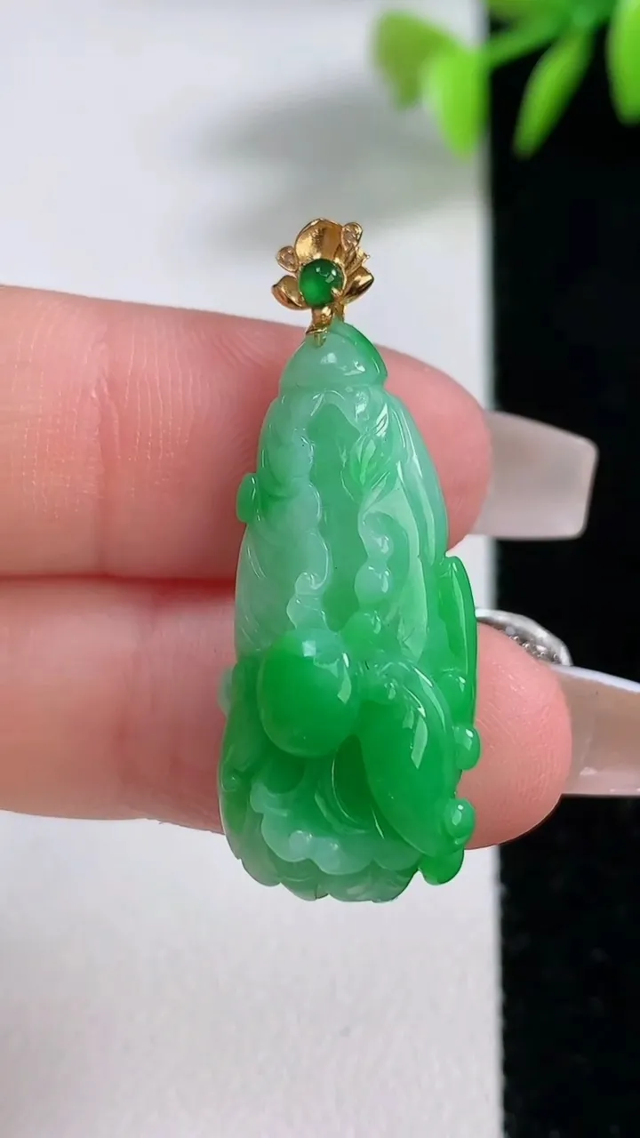 天然A货翡翠白菜吊坠，尺寸29.6-13.5-9.2，重量:4.83g
12月10日