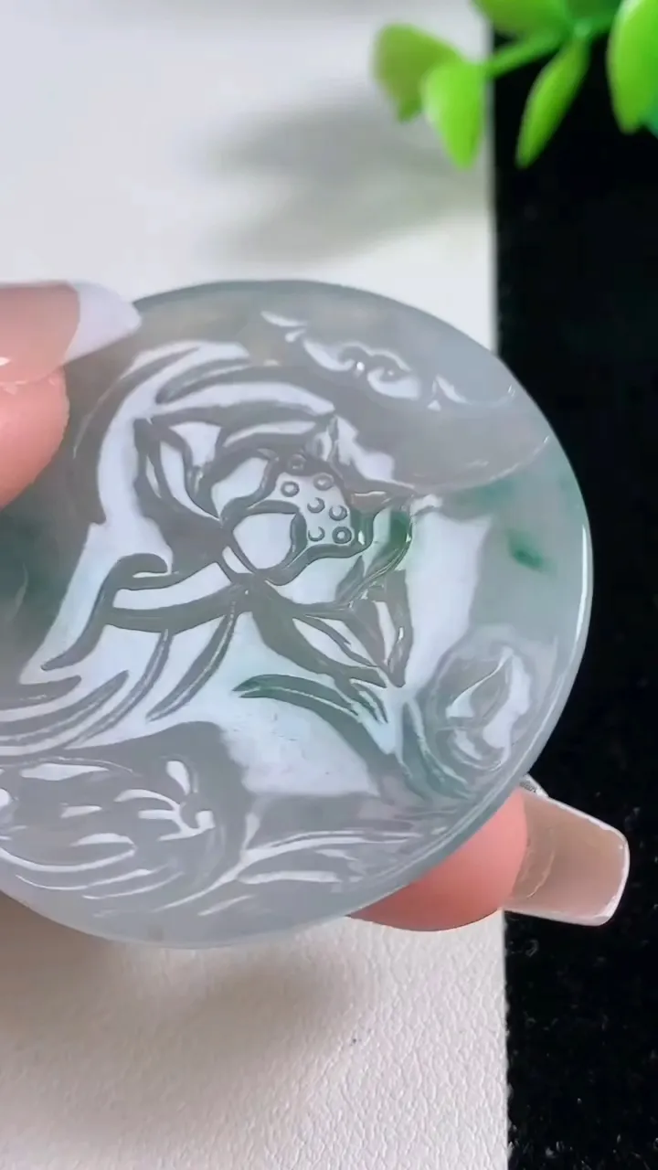 天然A货翡翠冰种飘花大势至菩萨吊坠，尺寸48.4-45.3-5.8，重量:27.71g
12月10日