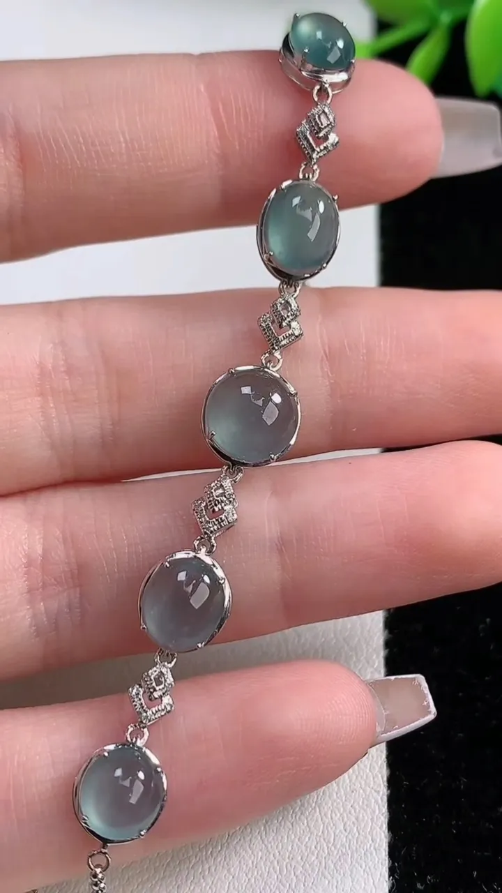 天然A货翡翠种蓝水蛋面手链，尺寸7.5-4.6，重量:3.51g
12月10日