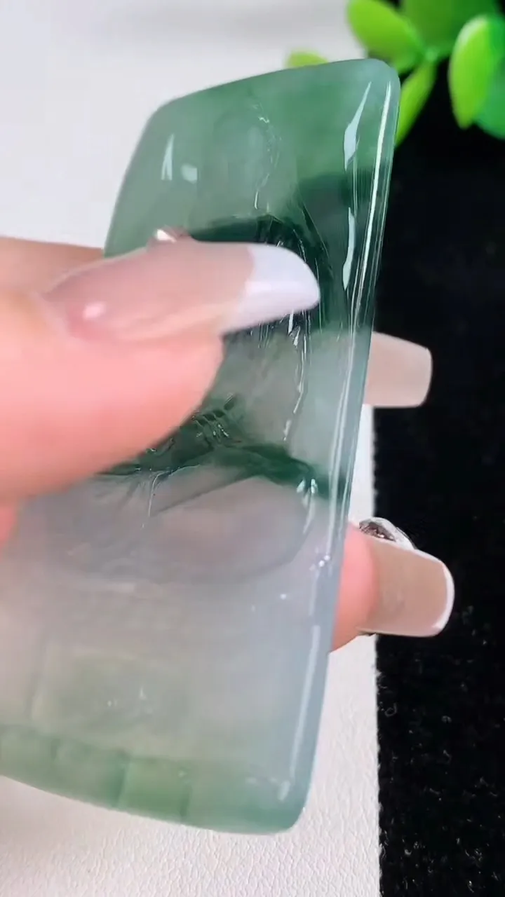 天然A货翡翠大日如来吊坠，尺寸66.2-39-4，重量:27.37g
12月10日