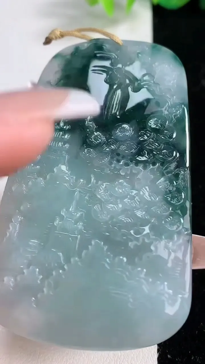 天然A货翡翠牌吊坠，尺寸69.2-41-5.8，重量:42.67g
12月10日