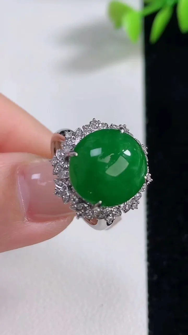 天然A货翡翠蛋面戒指，尺寸17.5-12.6-11.6-11.3，重量:4.52g2025年12月1