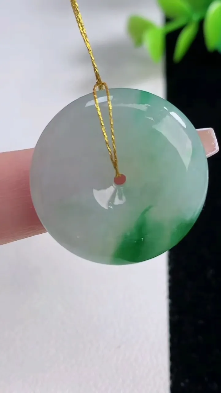 天然A货翡翠平安扣吊坠，尺寸25-5.7，重量:9.08g
12月10日