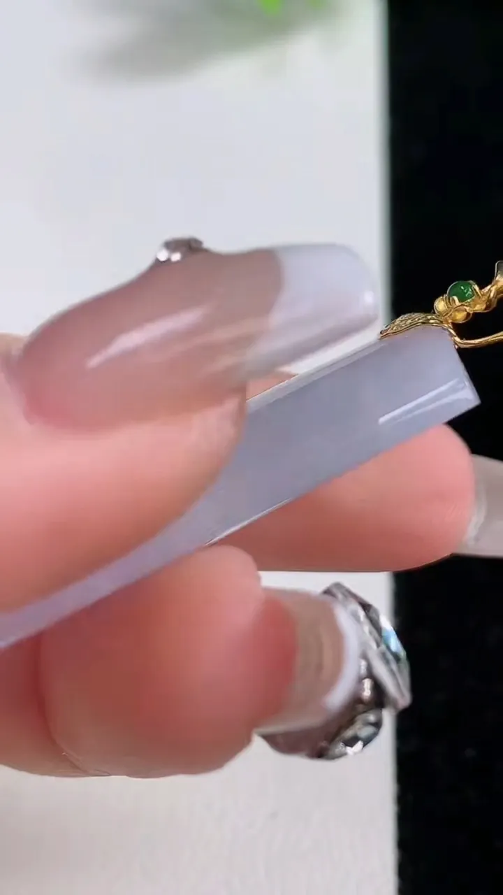 天然A货翡翠18K金紫罗兰无事牌吊坠，尺寸43.5-21.3-6.6，重量:14.35g
12月10日