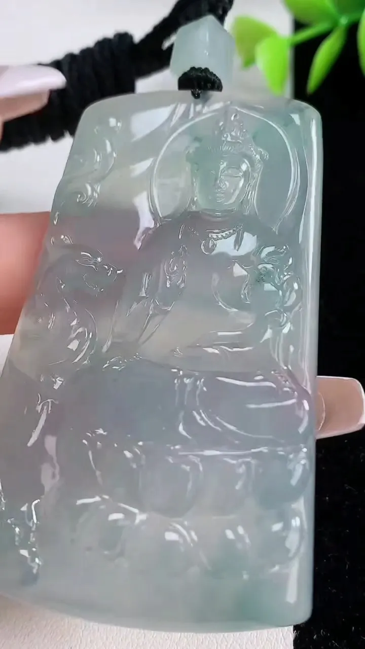 天然A货翡翠种飘花大势至菩萨吊坠，尺寸66.3-40.6-5.2，重量:38.32g
12月10日