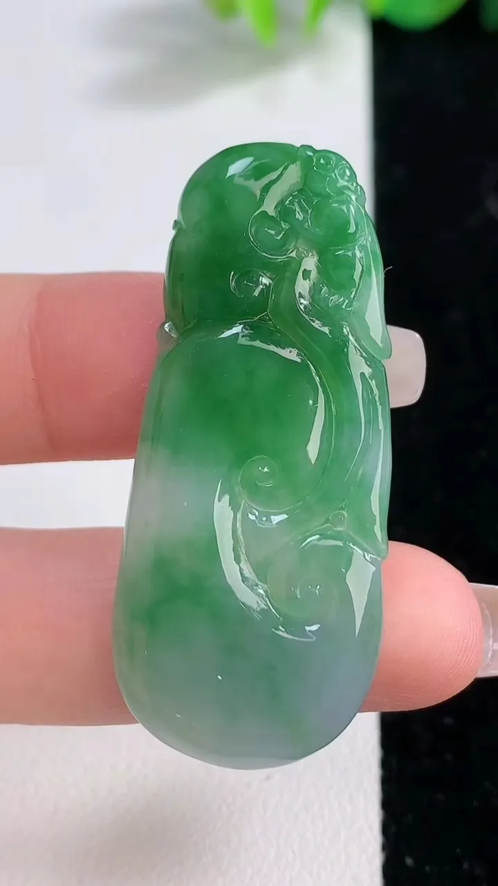 天然A货翡翠如意吊坠，尺寸46.8-20-3.6，重量:7.23g
12月10日