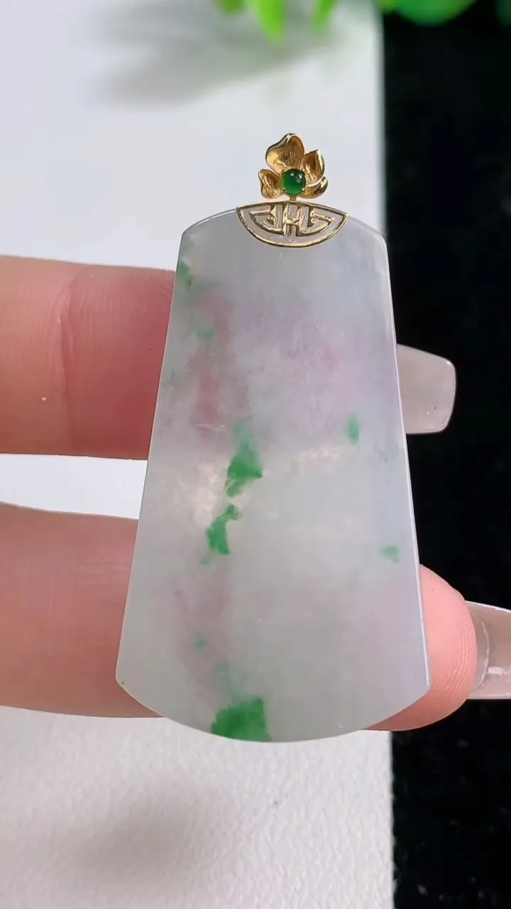 天然A货翡翠种飘花无事牌吊坠，尺寸38.8-21.9-3.3，重量:8.26g
12月10日