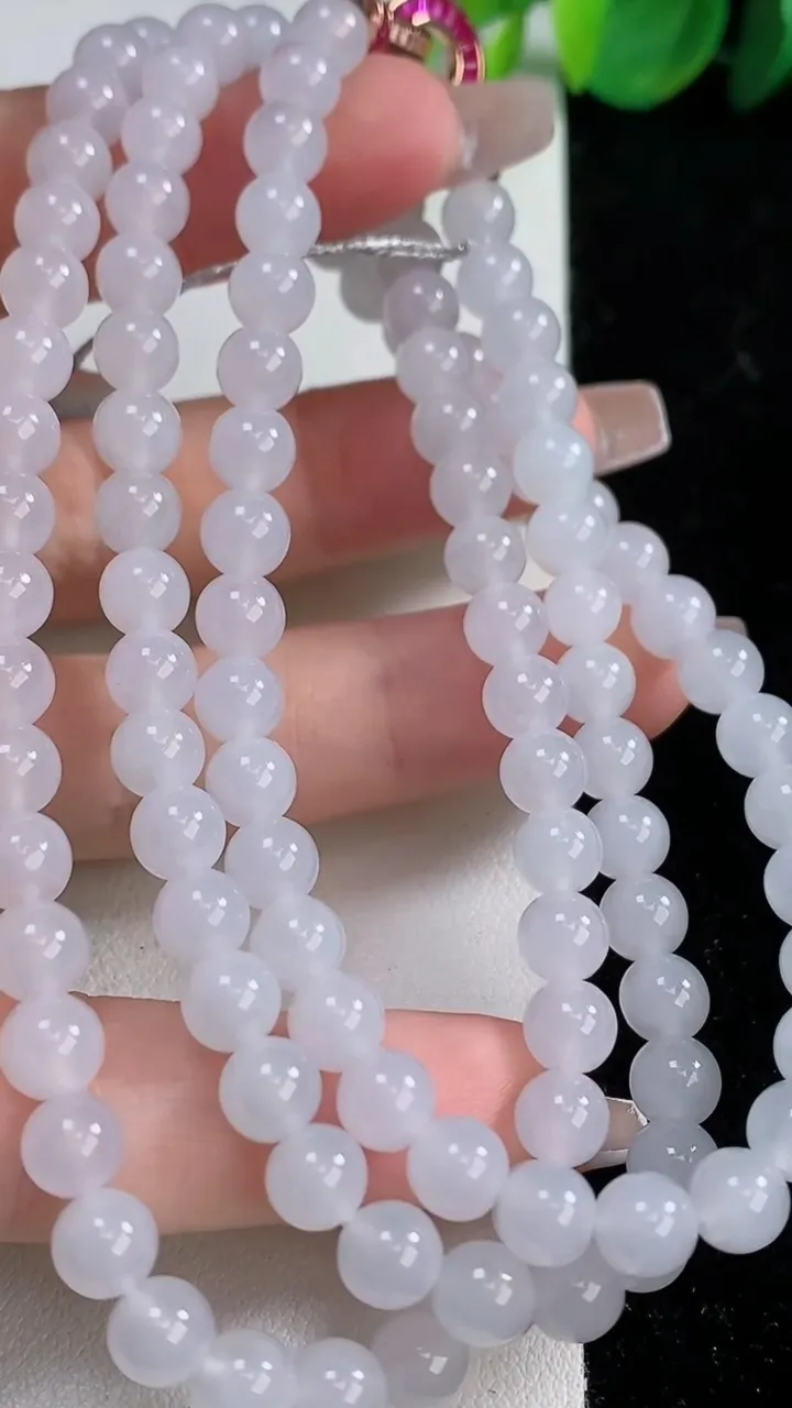 天然A货翡翠圆珠项链，尺寸5.7-112颗，重量:41.61g
12月10日