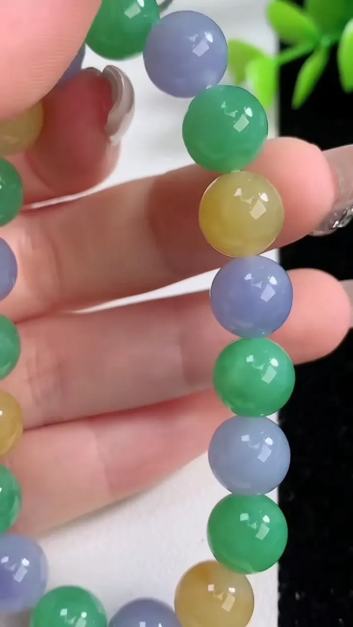 天然A货翡翠三彩圆珠手串，尺寸9.7-19颗，重量:33.09g12月10日
工厂直销收藏佳品,种好水足，色泽均匀，有种有色，上手高大气！