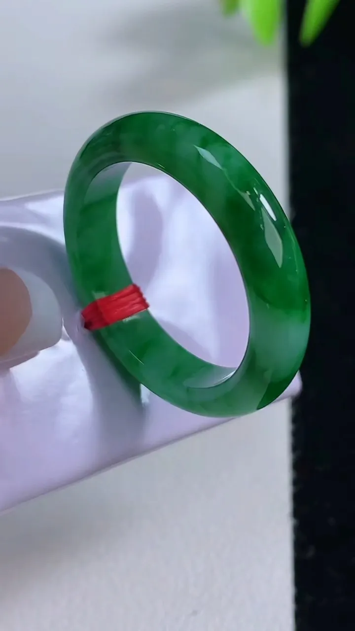 天然A货翡翠指环戒指，尺寸20.7-4.8-3.2，重量:5.33g2025年12月10日
工厂直销收藏佳品,种好水足，色泽均匀，有种有色，上手高大气！