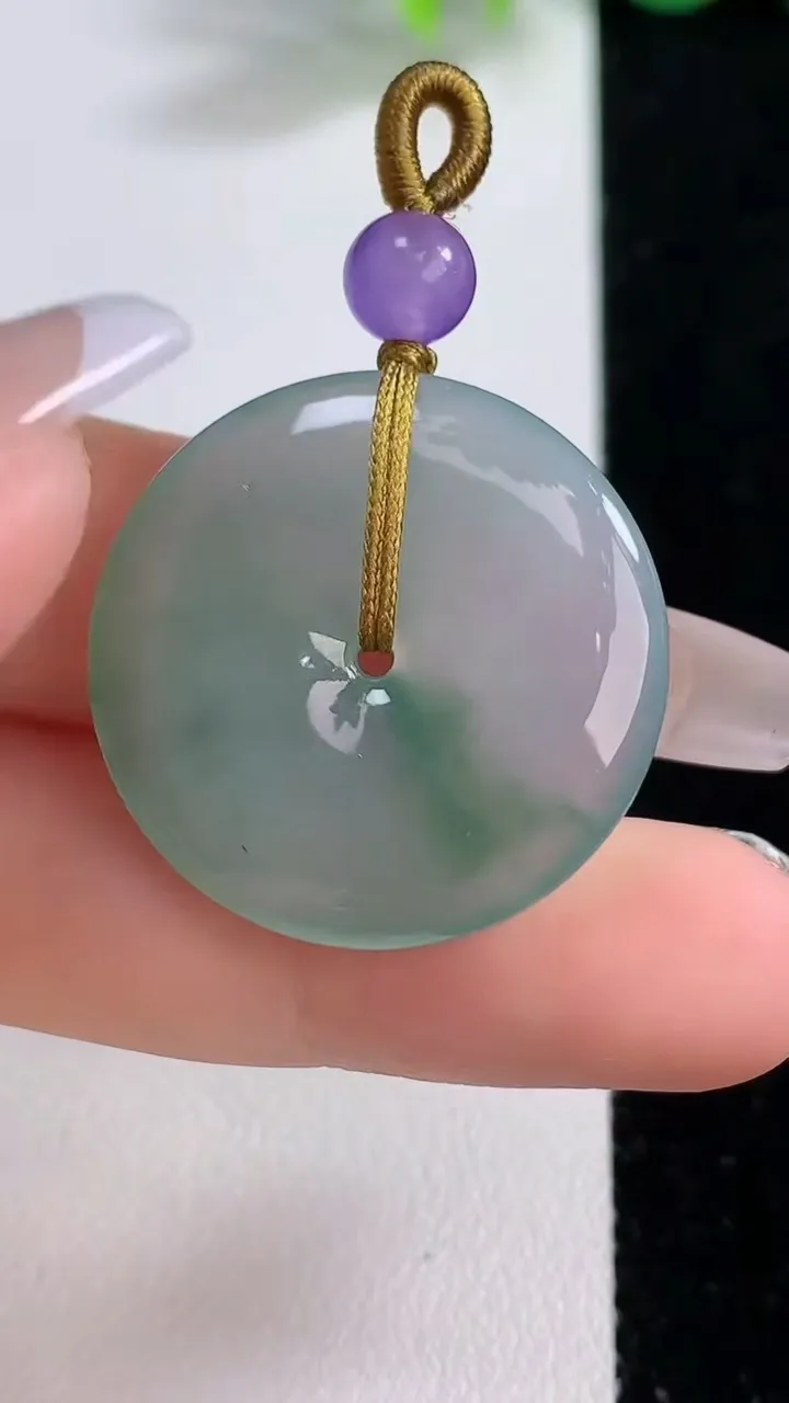 天然A货翡翠冰种飘花平安扣吊坠，尺寸27-5，重量:7.86g
12月10日