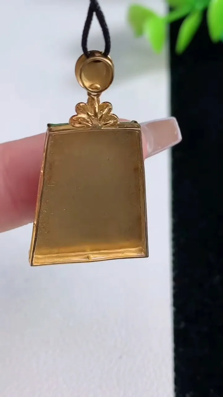 天然A货翡翠无事牌吊坠，尺寸30.7-18.5-3.7，裸石21-18重量:3.52g
12月10日