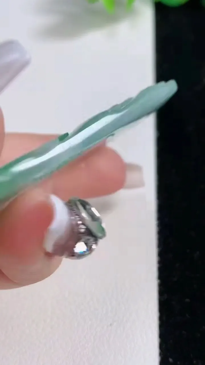 天然A货翡翠山水牌吊坠，尺寸59.4-32.6-4.6，重量:20.93g
12月10日