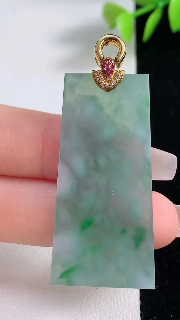 天然A货翡翠无事牌吊坠，尺寸44.6-21.6-3.3，重量:11.63g
12月10日