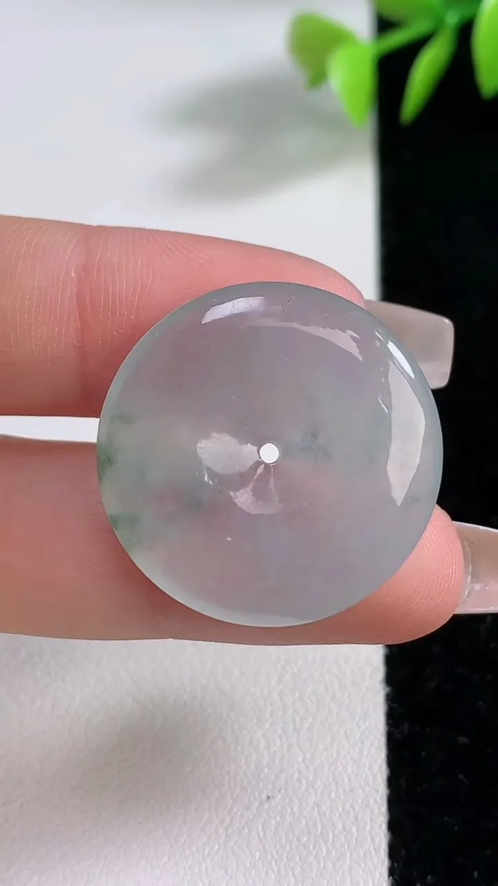 天然A货翡翠冰种飘花平安扣吊坠，尺寸25-4.7，重量:7.04g
12月10日