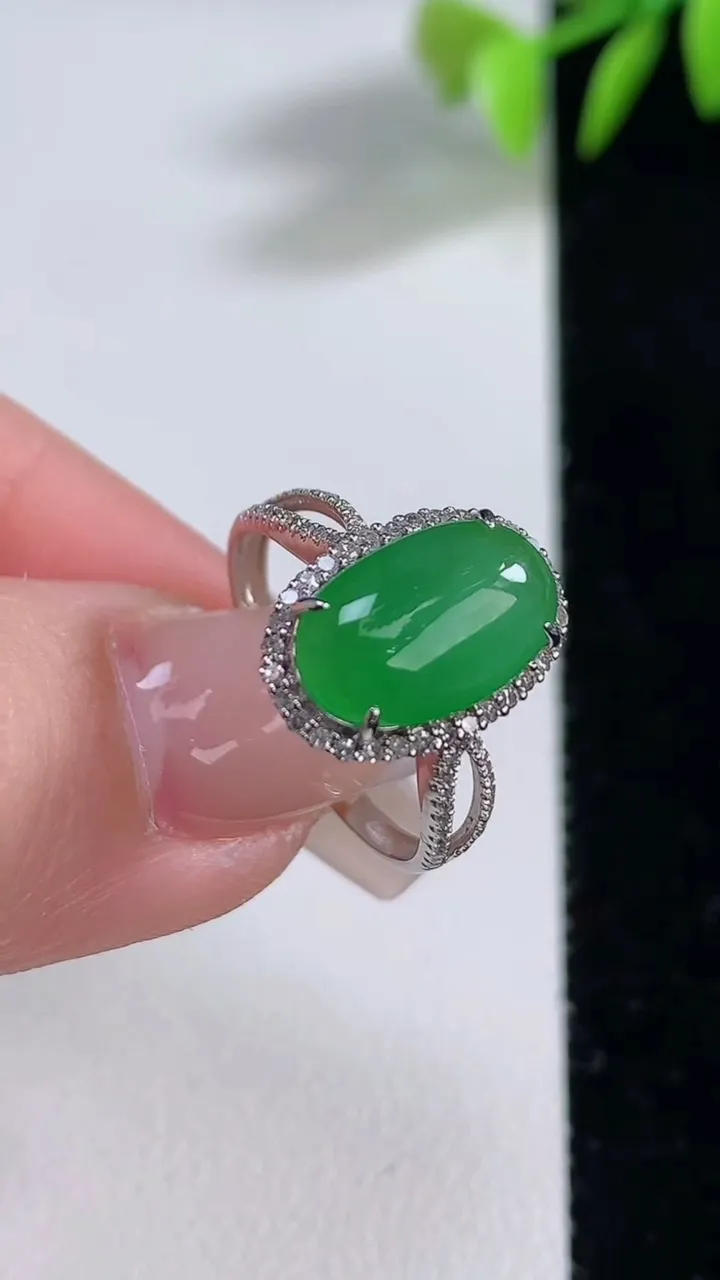 天然A货翡翠蛋面戒指，尺寸17.8-11.7-7.2-6，重量:2.69g2025年12月10日
工厂直销收藏佳品,种好水足，色泽均匀，有种有色，上手高大气！