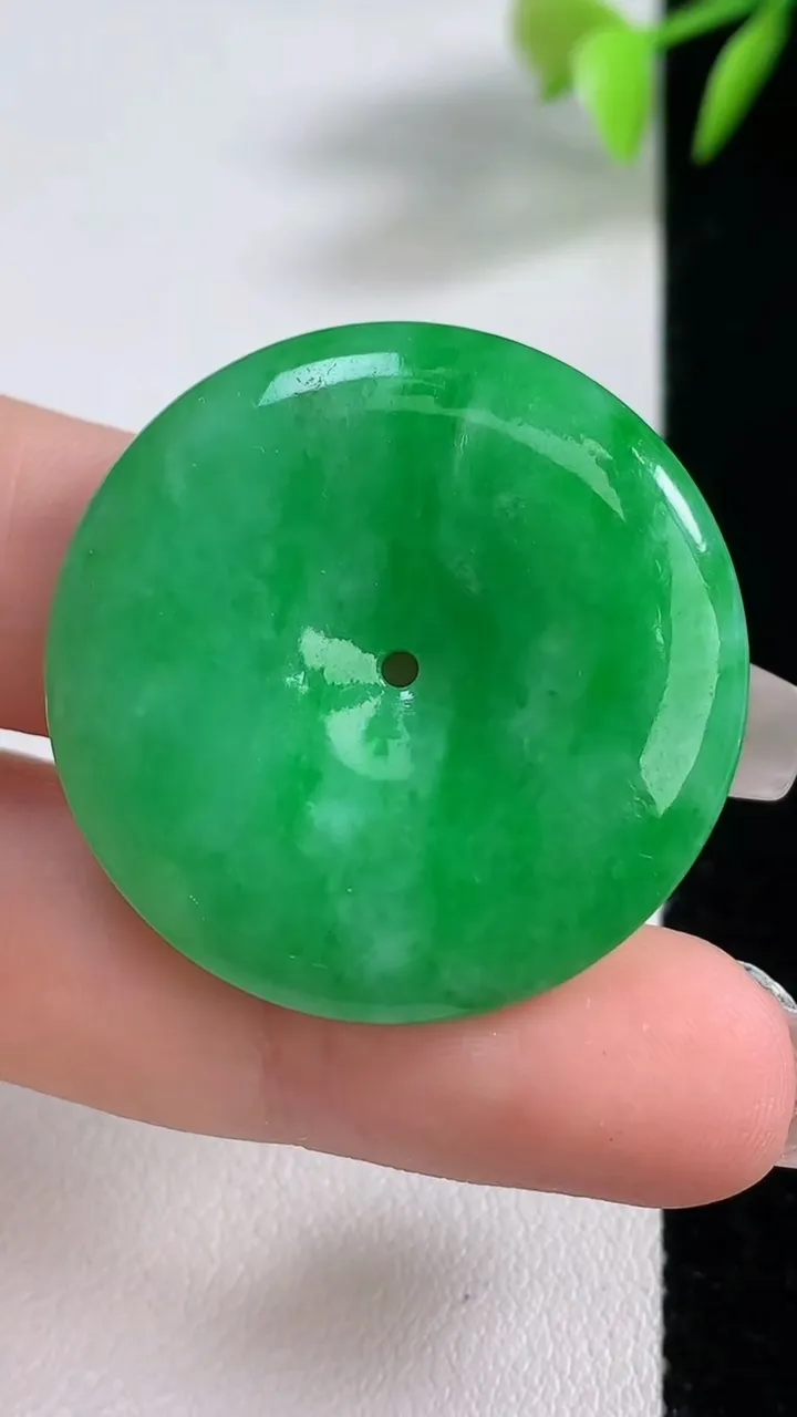 天然A货翡翠平安扣吊坠，尺寸32.6-5.2，重量:14.20g
12月10日