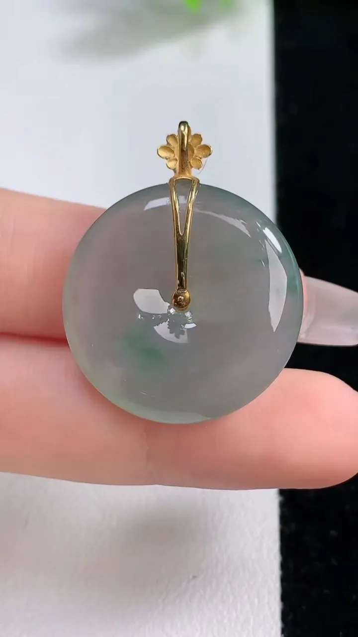 天然A货翡翠平安扣吊坠，尺寸25.3-5.2，重量:7.28g
12月10日