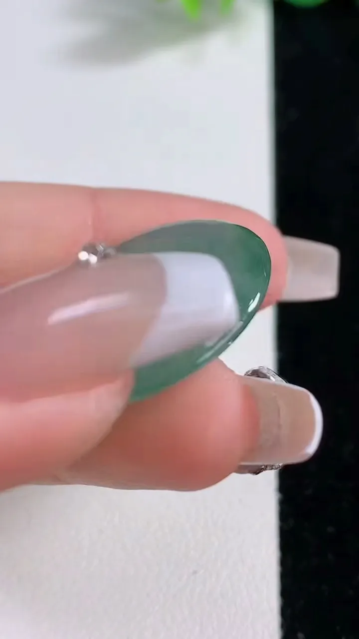 天然A货翡翠冰种飘花平安扣吊坠，尺寸25.6-5.7，重量:8.08g
12月10日