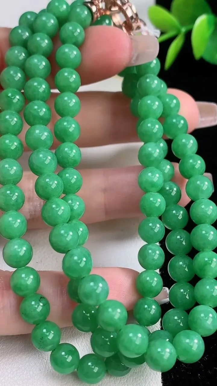 天然A货翡翠圆珠项链，尺寸6.7-94颗，重量:45.92g12月10日
工厂直销收藏佳品,种好水足，色泽均匀，有种有色，上手高大气！