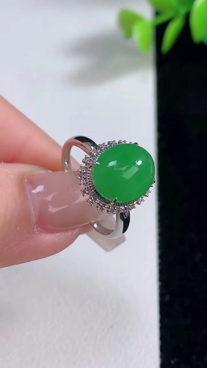 天然A货翡翠蛋面戒指，尺寸17.5-10.3-8.8-8，重量:2.81g2025年12月10日
工厂直销收藏佳品,种好水足，色泽均匀，有种有色，上手高大气！