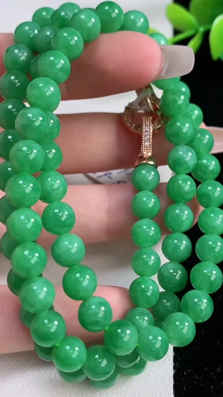天然A货翡翠圆珠项链，尺寸7.5-79颗，重量:49.19g12月10日
工厂直销收藏佳品,种好水足