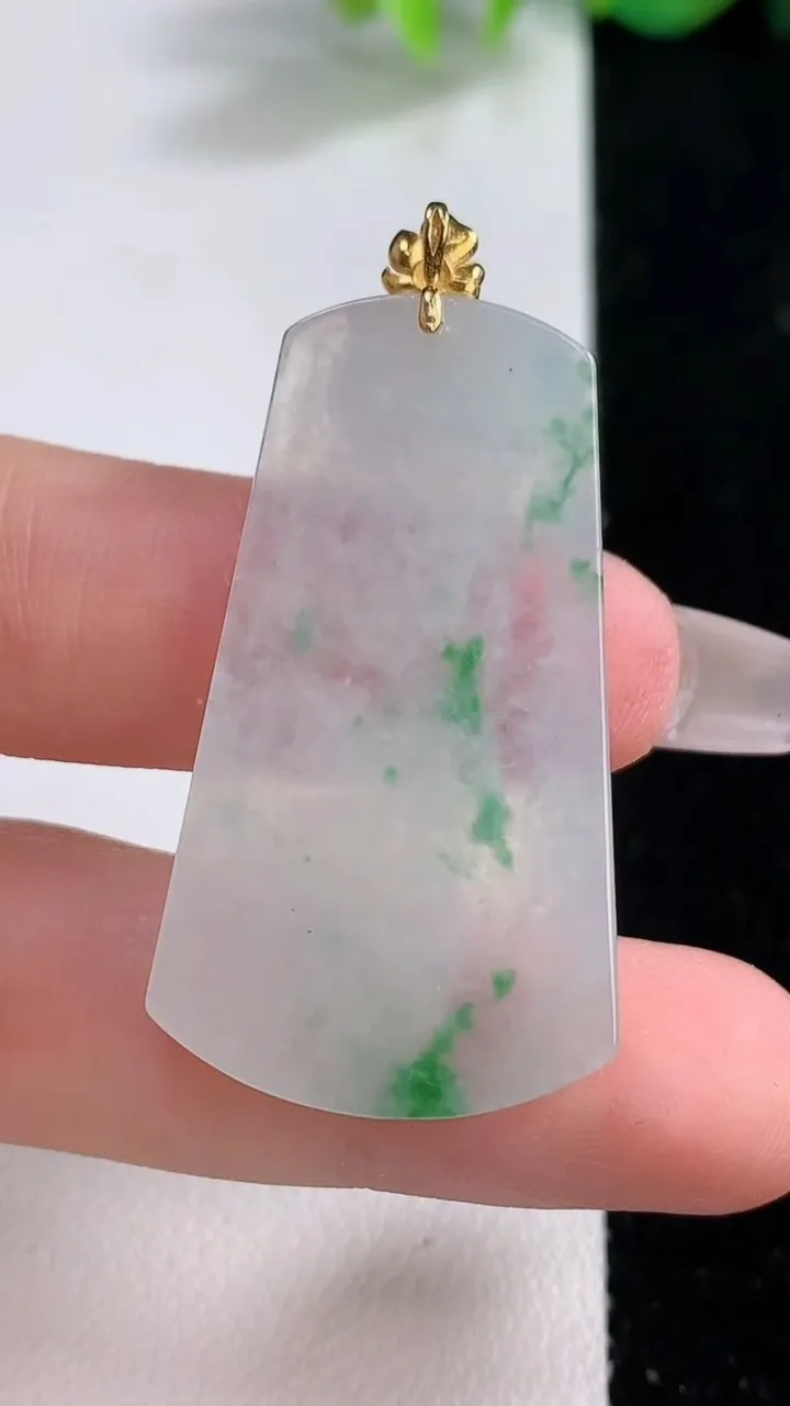 天然A货翡翠种飘花无事牌吊坠，尺寸38.8-21.9-3.3，重量:8.26g
12月10日