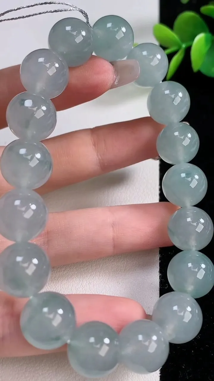 天然A货翡翠种飘花圆珠手串，尺寸12.4-17颗，重量:55.89g12月10日
工厂直销收藏佳品,种好水足，色泽均匀，有种有色，上手高大气！