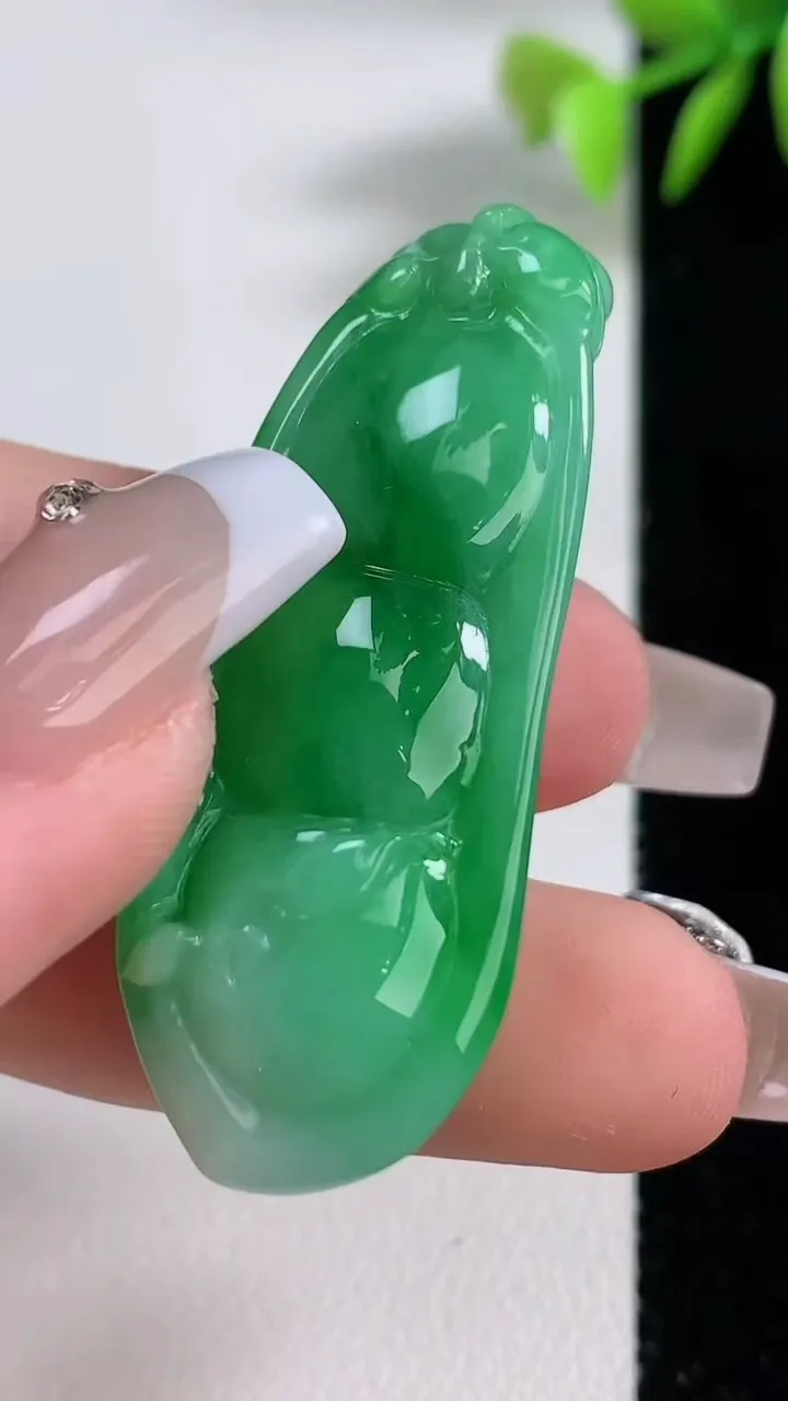 天然A货翡翠福豆吊坠，尺寸46-17.7-10.4，重量:16.33g
12月10日