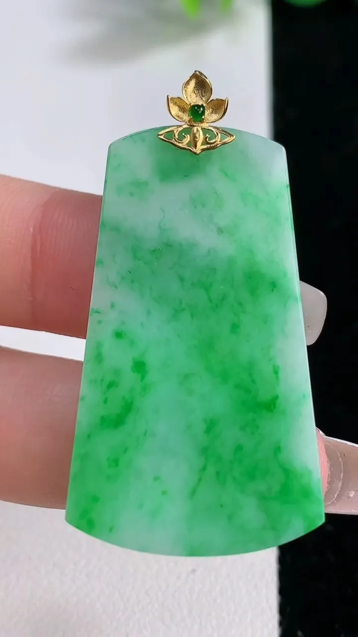 天然A货翡翠无事牌吊坠，尺寸41.8-23-2，重量:5.79g
12月10日