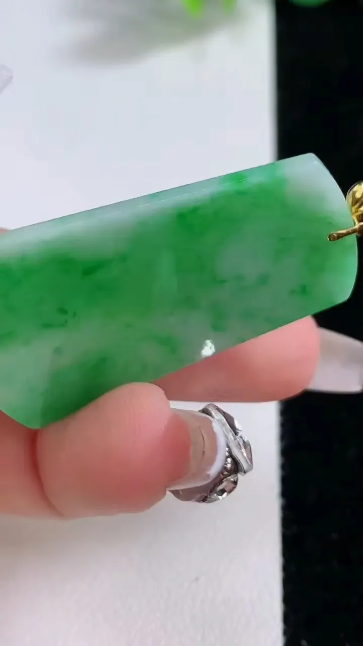 天然A货翡翠无事牌吊坠，尺寸41.8-23-2，重量:5.79g
12月10日