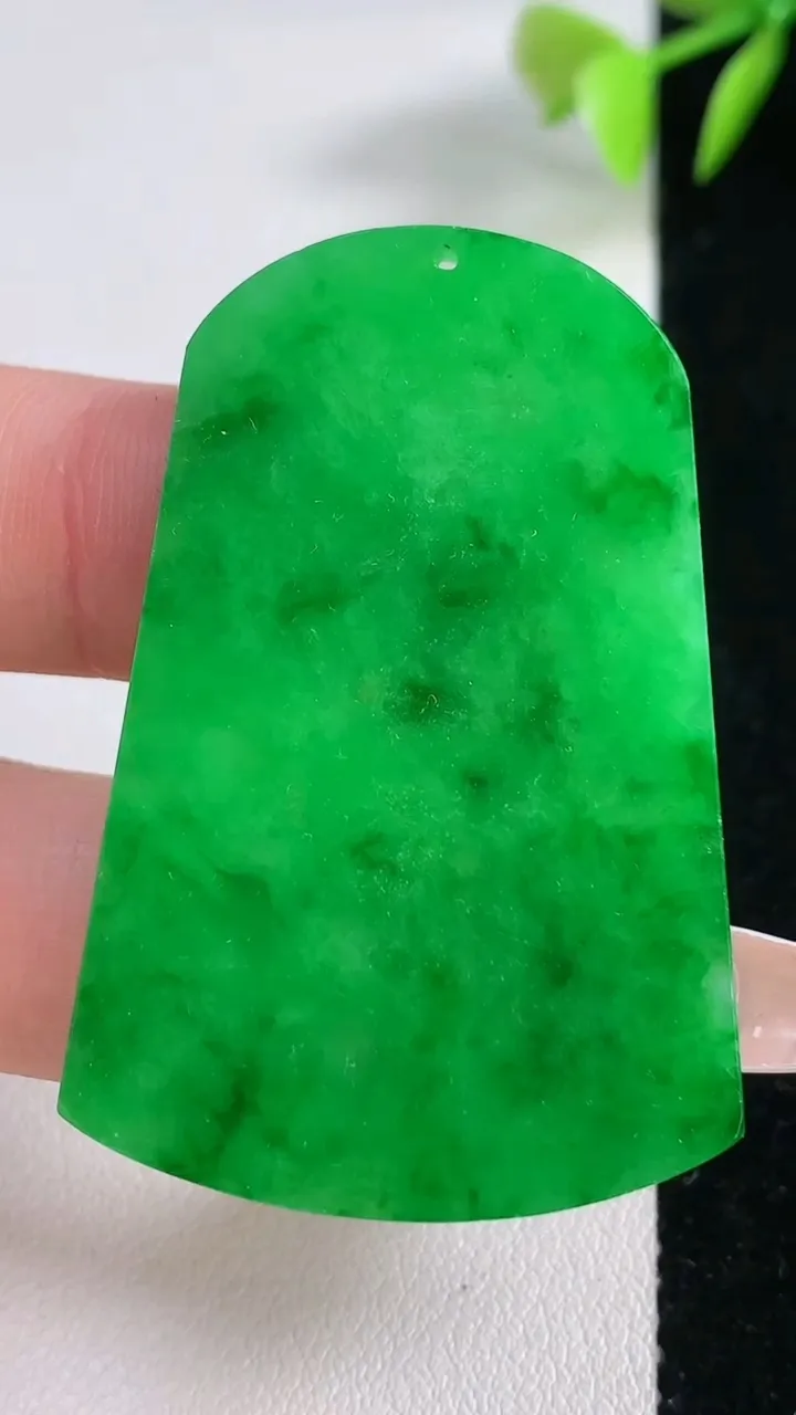 天然A货翡翠无事牌吊坠，尺寸46.3-31.5-2.8，重量:12.21g
12月10日