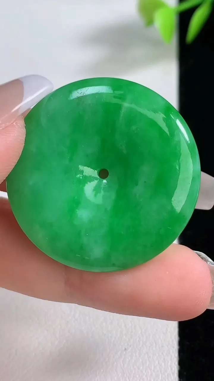 天然A货翡翠平安扣吊坠，尺寸32.6-5.2，重量:14.20g
12月10日