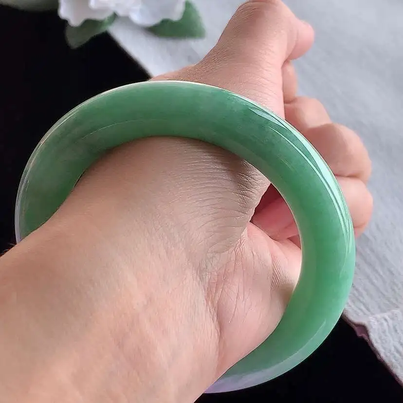 a货翡翠老坑冰润满绿胖圆条手镯55-56圈口，尺寸55.8×11.8mm 1209