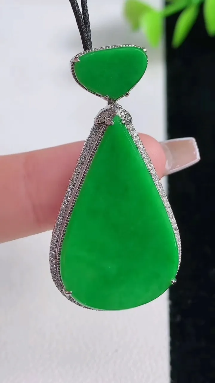 天然A货翡翠水滴吊坠，尺寸41.4-20.8-5.6，裸石29.7-18.2重量:5.82g
12月10日