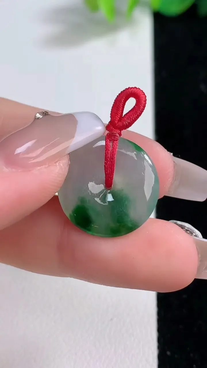 天然A货翡翠冰种飘花平安扣吊坠，尺寸18-3.7，重量:2.42g
12月10日
