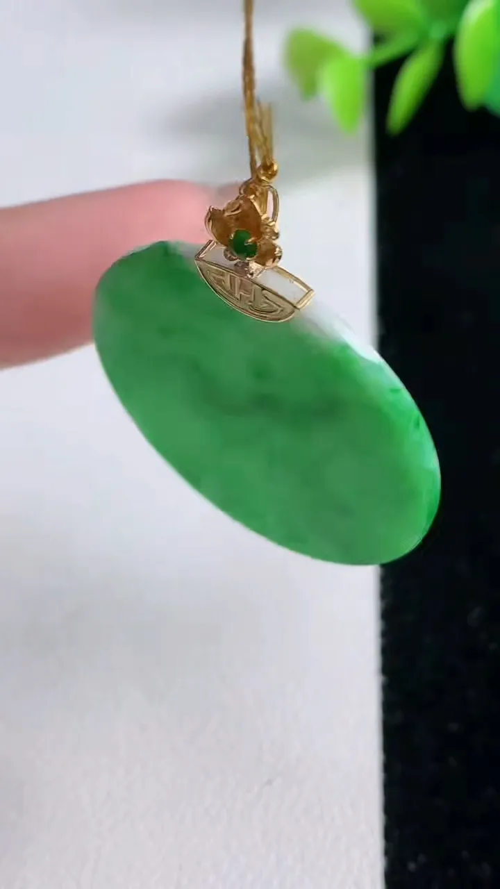天然A货翡翠无事牌吊坠，尺寸31.3-2，重量:5.69g
12月10日