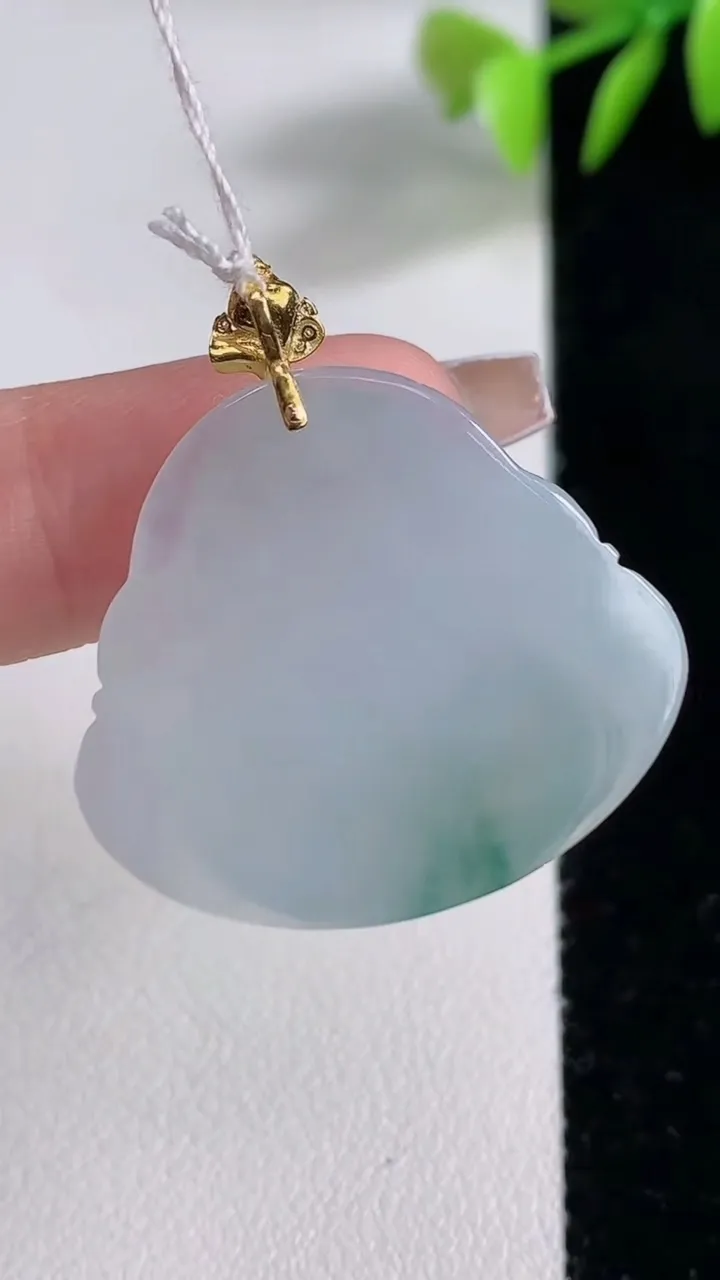 天然A货翡翠种飘花佛公吊坠，尺寸25.8-28.4-6.5，重量:8.21g
12月10日