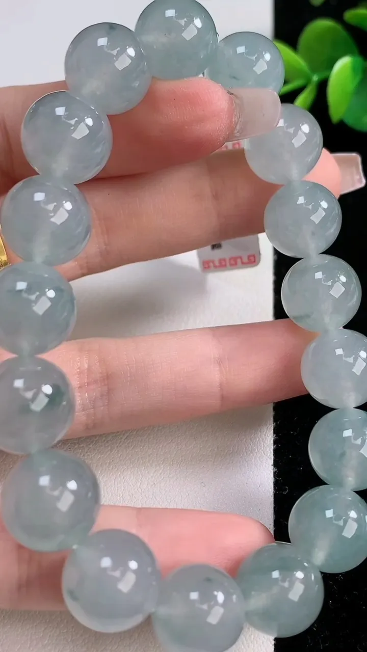 天然A货翡翠种飘花圆珠手串，尺寸12.4-17颗，重量:55.89g12月10日
工厂直销收藏佳品,