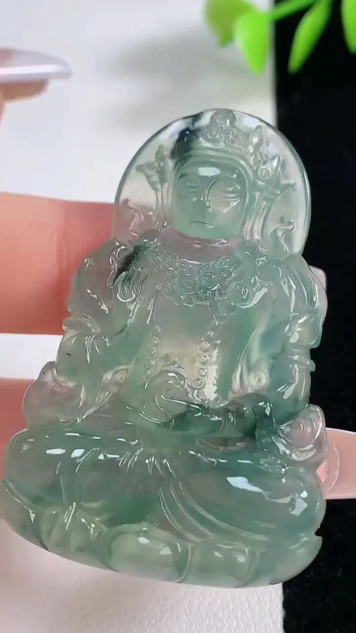 天然A货翡翠种飘花度母观音吊坠，尺寸50.3-32.8-6.4，重量:18.97g
12月10日