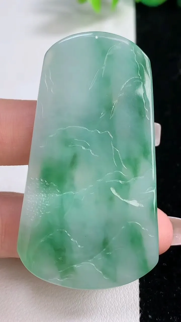 天然A货翡翠山水牌吊坠，尺寸59.4-32.6-4.6，重量:20.93g
12月10日