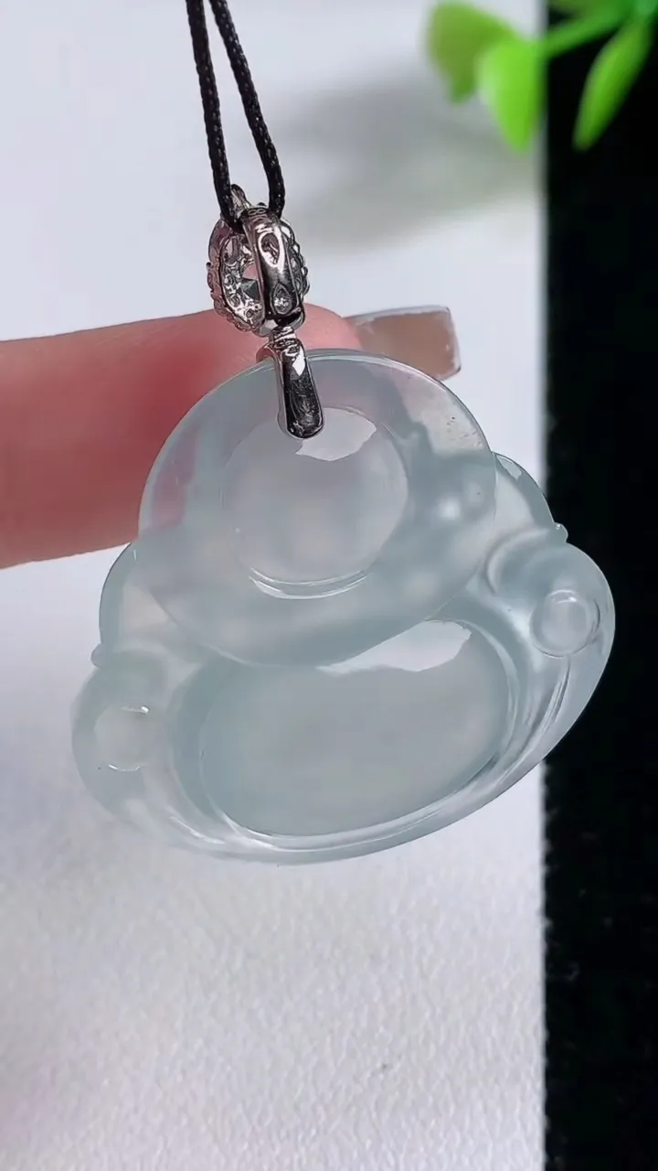 天然A货翡翠种白冰佛公吊坠，尺寸29.6-31.6-7.2，重量:10.73g
12月10日