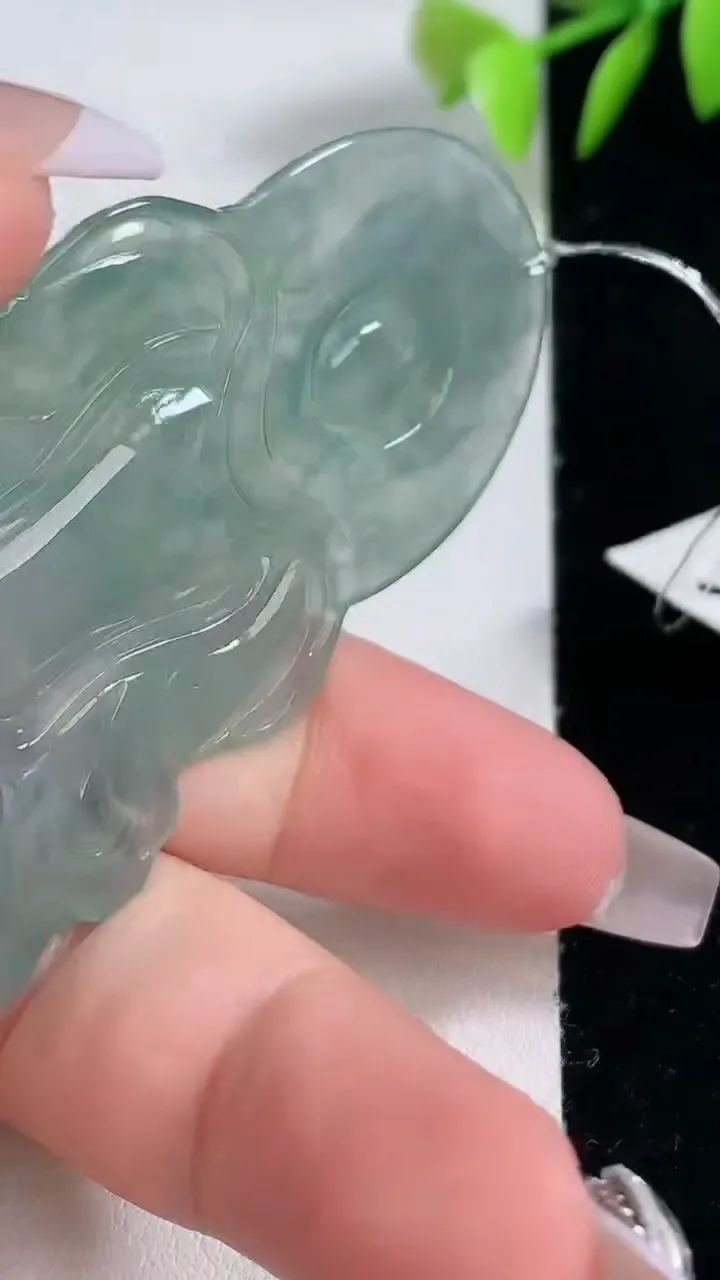 天然A货翡翠度母观音吊坠，尺寸68.5-39.6-4.6，重量:24.92g
12月10日